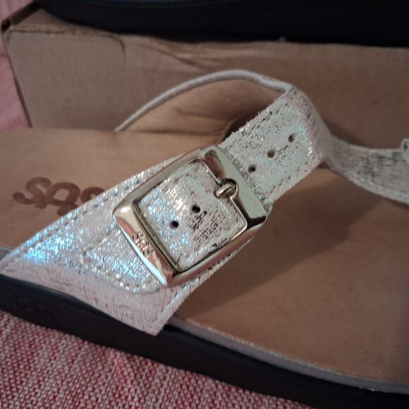 SAS Women's Sanibel Shiny Gold Comfort Thong Sandal sz 6 Medium - Picture 5 of 10